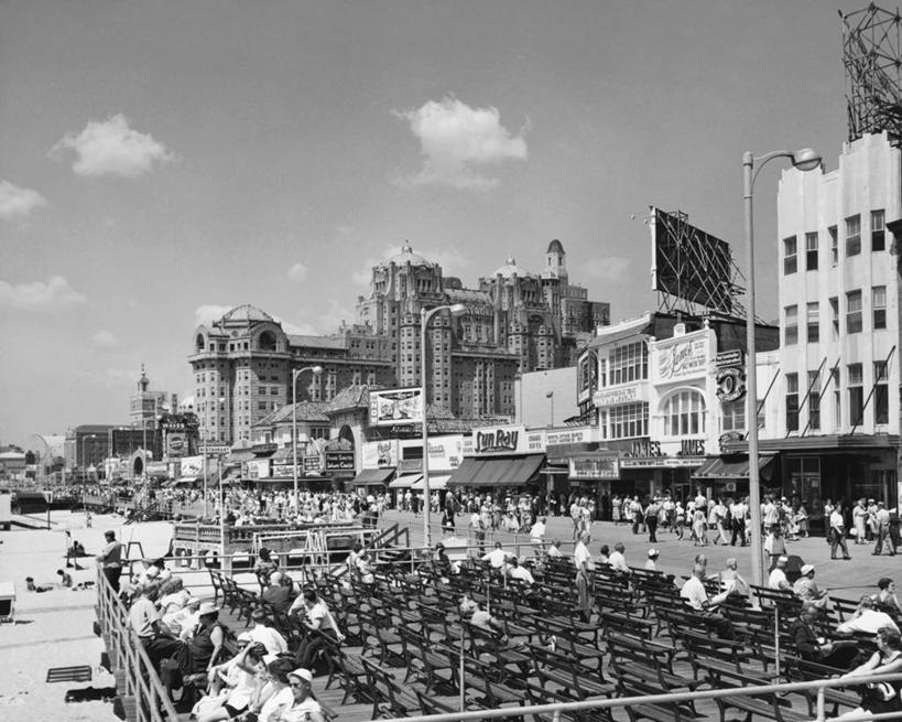 坐,横图,黑白,室外,白天,城市,路灯,美国,行人,长椅,许多人,天空,一群人,摄影,木板路,北美,群众,新泽西,大西洋城,步行