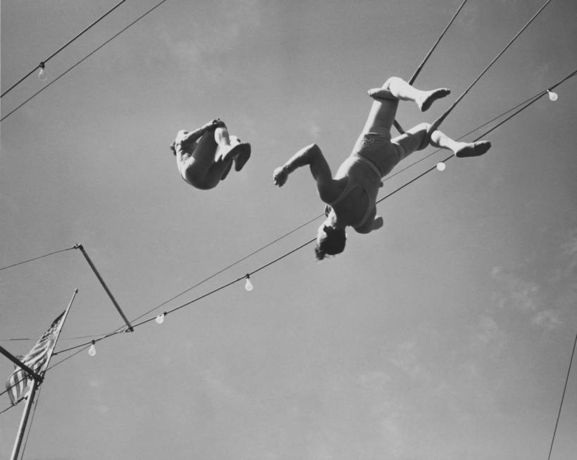 两个人,演员,马戏团,跳,横图,黑白,室外,白天,仰视,表演,吊挂,悬挂,朦胧,模糊,高处,半空,挂,表演者,杂技,天空,绳子,荡秋千,艺术家,角度,摄影,协调,接,颠倒,事件,技能,翻筋斗,危险,低角度拍摄,杂伎,杂技演员