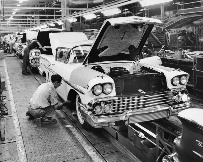 一个人,人群,工厂,坐,横图,黑白,室内,生产线,美国,朦胧,模糊,工人,车轮,打开,职业,工业,摄影,电灯,能源,制造,北美,北美洲,开启,美洲,北亚美利加洲,亚美利加洲,密歇根,密歇根州,貂熊州,狼獾之州,狼獾州,底特律,员工,风帽,汽车厂,雪佛兰,美利坚合众国,匠人,劳动者,体力工