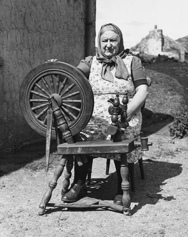 西方人,成年人,老年人,一个人,坐,竖图,黑白,室外,白天,椅子,英国,欧洲,欧洲人,仅一个女性,头巾,头饰,古典,旋转,苏格兰,发饰,摄影,羊毛,退休,肖像,技能,外赫布里底群岛,手纺车,老年女性,女人,女性,白种人,休闲活动,传统文化