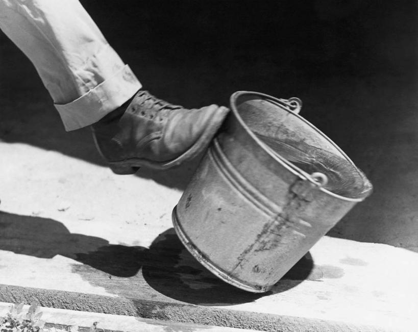 腿,一个人,横图,黑白,室外,白天,水,鞋子,踢,裤子,人体,摄影,部分,死亡,撞击,结束,恶作剧,想法