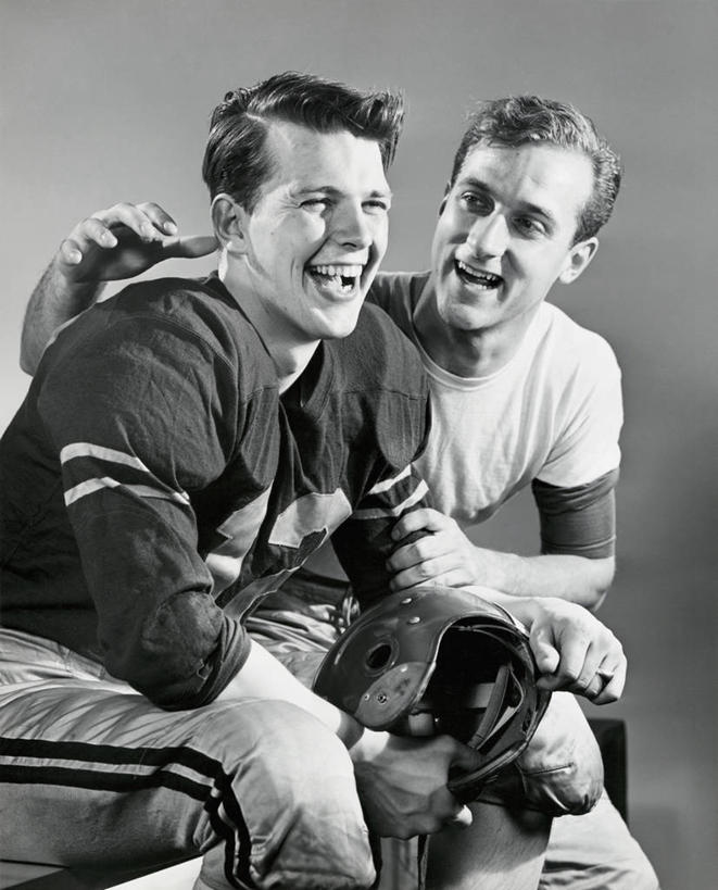 西方人,成年人,一个人,两个人,坐,微笑,竖图,室内,特写,运动服,幸福,运动,竞争,欧洲,欧洲人,仅一个男性,仅一个人,服装,竞技运动,仅一个年轻男性,衣服,放松,摄影,服饰,享乐,衣着,穿着,橄榄球运动员,橄榄球头盔,衣饰,美式足球,男人,男性,年轻男性,白种人,美国人,年轻人,彩图,运动装