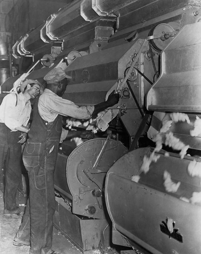 西方人,成年人,中年人,老年人,两个人,人群,工厂,竖图,黑白,室内,团队,生产线,流水线,纺织品,欧洲,欧洲人,工作,注视,牛仔裤,休闲装,设备,物品,工人,观察,看,职业,鸭舌帽,卷起,工业,摄影,观看,制造,察看,专心,袖子,关注,努力,棉线,磨坊,技能,老年男性,男人,中年男性,白种人,非洲人,员工,匠人,劳动者,体力工,官位,官职,社会问题,职位,纺织工业,纱厂,工业机械