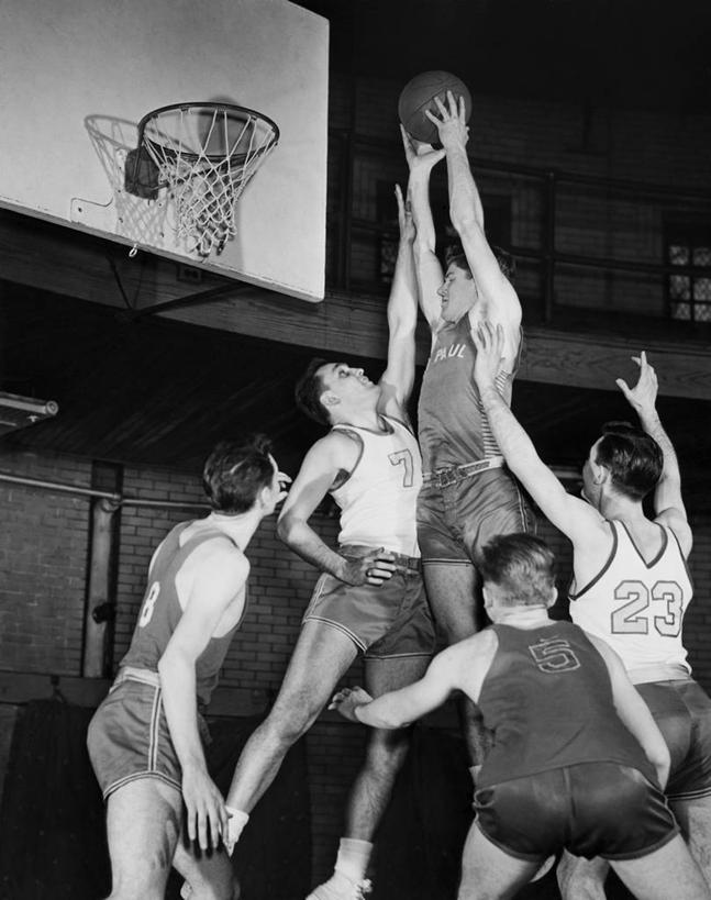 西方人,成年人,手,一个人,人群,同事,运动员,跳,举,竖图,黑白,室内,成功,运动,合作,团队,集体,信心,竞争,欧洲,欧洲人,仅一个男性,仅一个人,五个人,射门,背心,篮球框,数字,球场,竞技运动,半空,进球,篮球运动员,队伍,仅一个年轻男性,背面,托,向上看,做,力量,伸手,人体,摄影,领导,成就,努力,防守,进攻,合伙,领袖,得分,挑战,篮球运动,队服,敌对,技能,男人,男性,年轻男性,白种人,年轻人,手臂,上装,举起,举手,举着,扔,向上举,向上伸,向上托