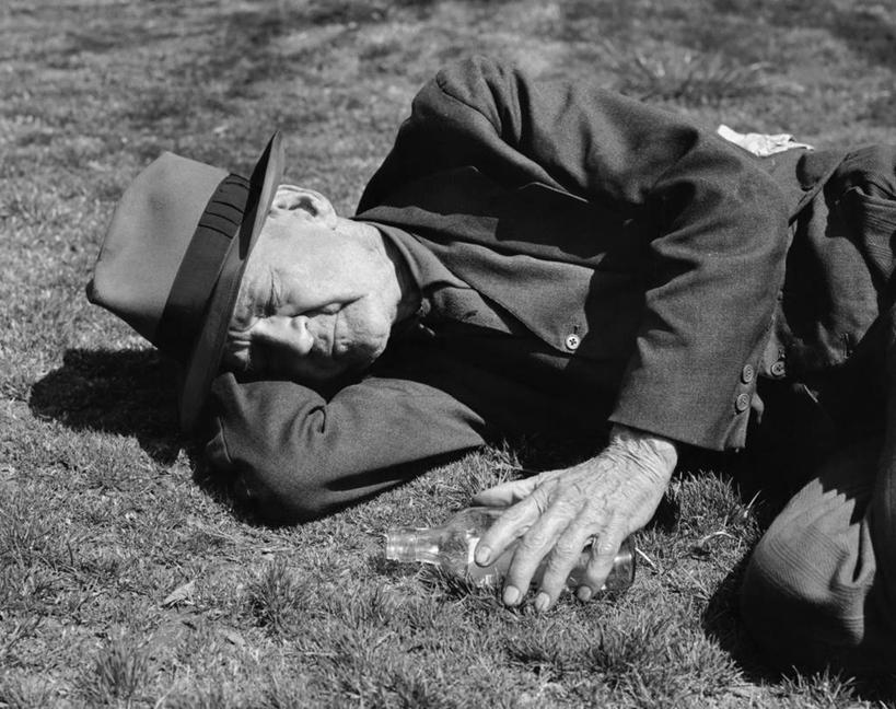 西方人,成年人,老年人,一个人,横图,黑白,室外,白天,帽子,欧洲,欧洲人,仅一个男性,仅一个人,陆地,外套,草,仅一个老年男性,酗酒,摄影,贫穷,上瘾,老年男性,男人,男性,白种人,闭着眼睛,睡觉,半身,社会问题