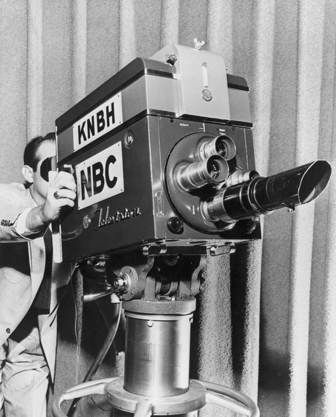 西方人,成年人,一个人,竖图,黑白,室内,欧洲,欧洲人,仅一个男性,仅一个人,套装,正装,文字,仅一个年轻男性,摄影,英文字母,录音棚,传播,录像,大写字母,男人,男性,年轻男性,白种人,年轻人,电影摄影师,电视演播室,电视摄像机,操作员,传媒