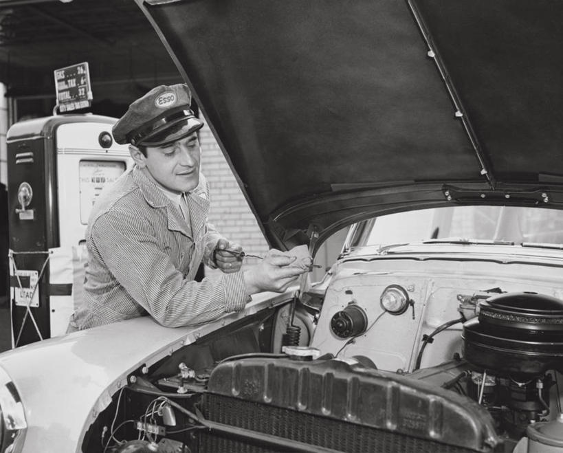 西方人,成年人,一个人,横图,室外,白天,制服,汽车,欧洲,欧洲人,仅一个男性,仅一个人,擦,标志,数字,文字,字符,指针,注视,标识,车,工人,仅一个年轻男性,交通工具,观察,看,职业,发动机,服务,运输,摄影,阿拉伯数字,观看,修理,部分,石油工业,察看,关注,载具,掸子,仪表盘,技能,油量计,仪表,男人,男性,年轻男性,白种人,年轻人,员工,清洗,半身,彩图,风帽,机械工人,匠人,劳动者,体力工