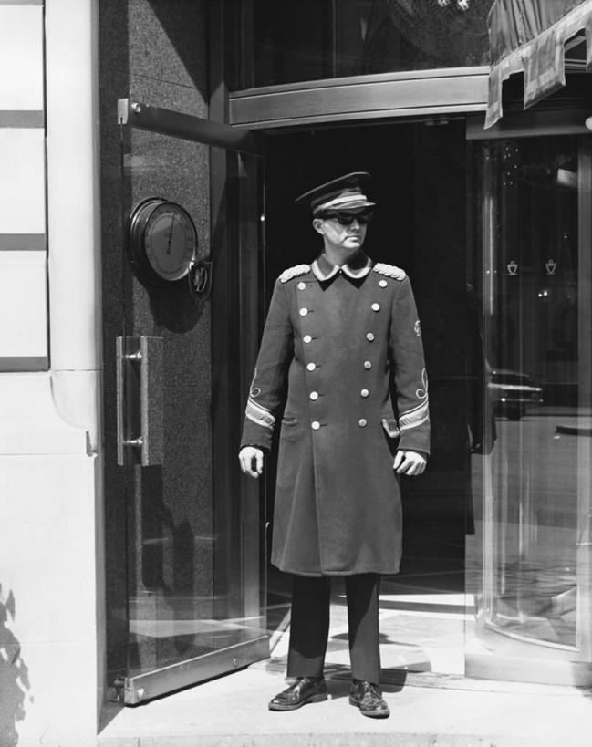 西方人,成年人,一个人,门童,竖图,黑白,室外,特写,白天,制服,门,酒店,欧洲,欧洲人,仅一个男性,仅一个人,正装,门口,外套,仅一个年轻男性,鸭舌帽,服务,摄影,保镖,男人,男性,年轻男性,白种人,年轻人