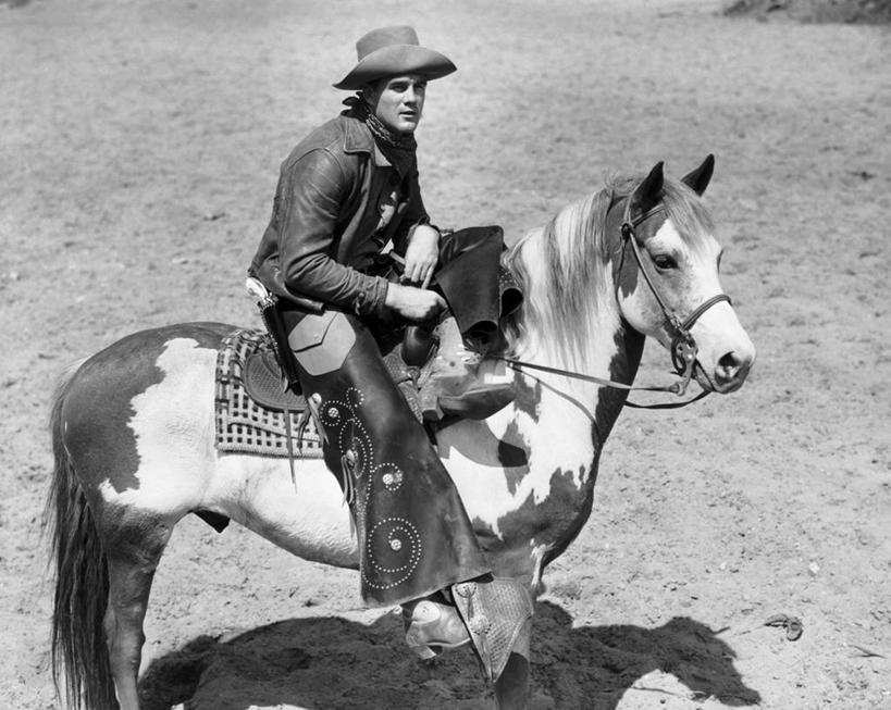 西方人,成年人,一个人,牛仔,坐,横图,俯视,黑白,室外,白天,生活用品,马,野生动物,帽子,欧洲,美国,欧洲人,仅一个男性,仅一个人,骑马,阴影,环保,手帕,古典,休闲装,手绢,仅一个年轻男性,骑,动物,日用品,牛仔帽,角度,摄影,生活方式,缰绳,北美,北美洲,主题,美洲,美国文化,皮套裤,北亚美利加洲,亚美利加洲,美观,茄克,男人,男性,年轻男性,白种人,美国人,年轻人,高角度拍摄,美利坚合众国,韧性