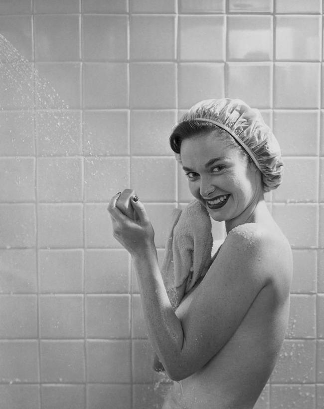 西方人,成年人,裸体,一个人,微笑,竖图,黑白,室内,特写,化妆,美容,幸福,水,浴室,欧洲,欧洲人,仅一个年轻女性,仅一个女性,仅一个人,护肤,淋浴,湿,瓷砖,浴帽,毛巾,保养,享受,休闲,鸭舌帽,放松,保健,摄影,卫生,肖像,养颜,年轻女性,女人,女性,白种人,年轻人,半身,SPA美容,例行公事