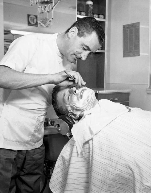 西方人,成年人,中年人,老年人,眼睛,头发,两个人,理发师,商店,坐,竖图,黑白,室内,商务,时尚,镜子,欧洲,欧洲人,瞳孔,准备,小的,工作,反射,剃须刀,注视,休闲装,设备,物品,观察,看,清洁,职业,护理,人体,眼部,摄影,观看,理发店,刮胡刀,剃须膏,察看,关注,剃须,剃胡子,仪容,信任,仪表,老年男性,男人,中年男性,白种人,眼,剃刀,美发师,闭着眼睛,英俊,美人