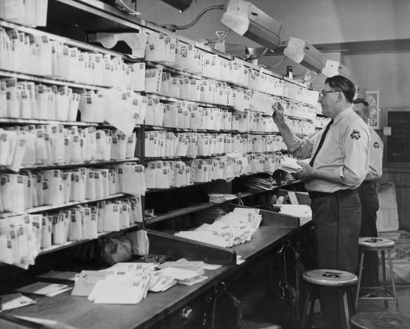 西方人,成年人,中年人,老年人,一个人,两个人,邮递员,邮局,横图,黑白,室内,制服,通讯,欧洲,欧洲人,仅一个男性,仅一个人,仅一个中年男性,眼镜,邮件,架子,服务,通信,摄影,吧椅,组织,专心,搜寻,信函,老年男性,男人,男性,中年男性,白种人,邮差,邮局工作人员,邮局职工,邮务员,邮政人员,邮政事务员