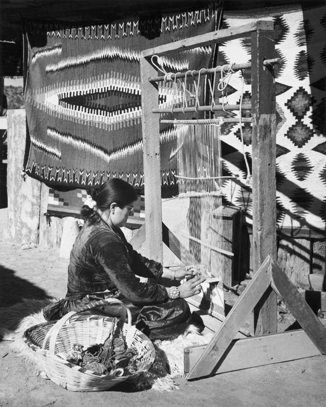 中年人,老年人,一个人,坐,竖图,黑白,室外,白天,美国,阴影,篮子,古典,注视,纺织,观察,看,职业,摄影,观看,察看,亚利桑那,北美,关注,印第安人,技能,织机,美术工艺,女性,传统服装,传统文化,纳瓦霍族