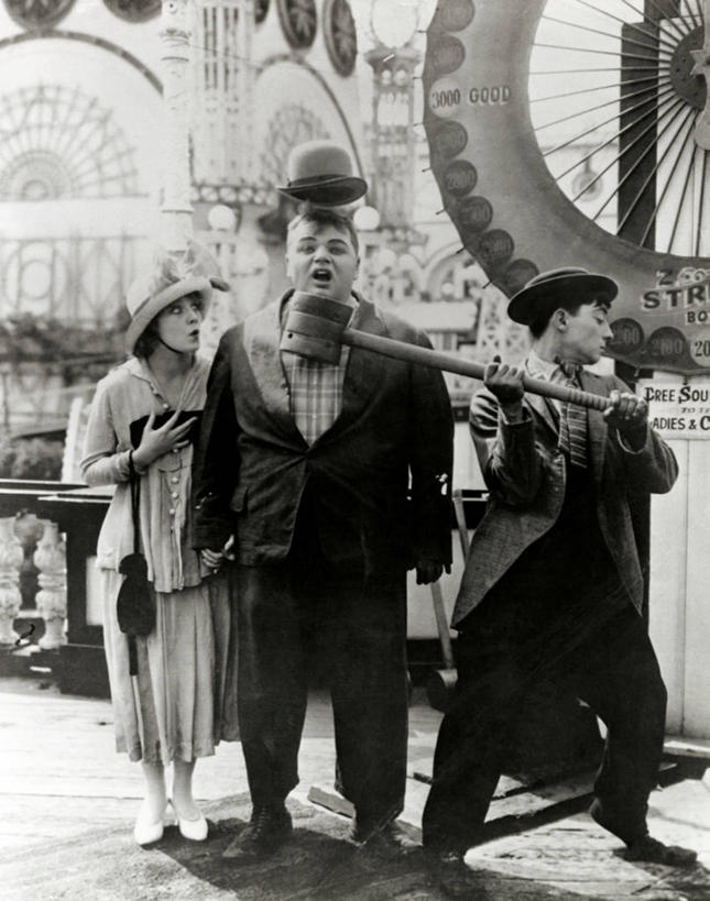 三个人,演员,电影明星,竖图,室外,白天,湖,狂欢节,锤子,敲,力量,击打,摄影,幽默,国家公园,痛苦,挫败,男性,女性,影视明星,彩图,喜剧演员,爱丽丝梦游仙境