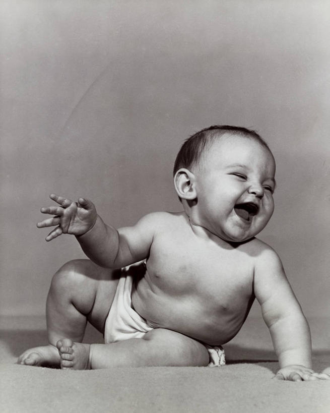 婴儿,儿童,一个人,坐,笑,竖图,室内,纯洁,仅一个人,尿布,小孩,靠,靠着,可爱,摄影,活泼,落下,幽默,宝宝,纯真,烂漫,无邪,伶俐,天真,孩子,彩图