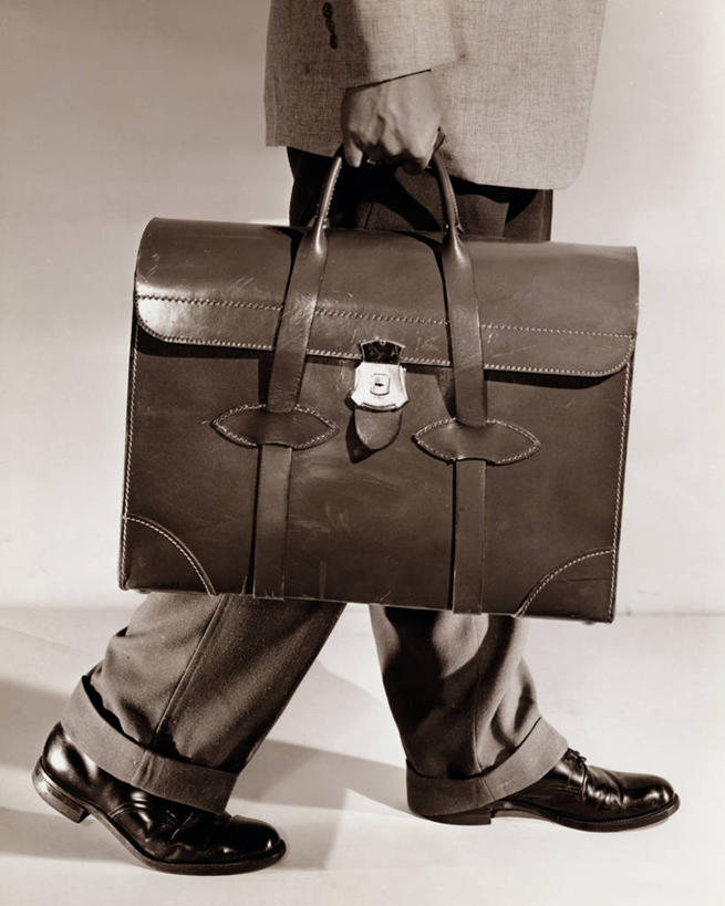 一个人,商务人士,商务男性,竖图,室外,白天,衬衫,商务,套装,公文包,摄影,商务装,工薪阶层,男性,白领,上班族,彩图,衬衣