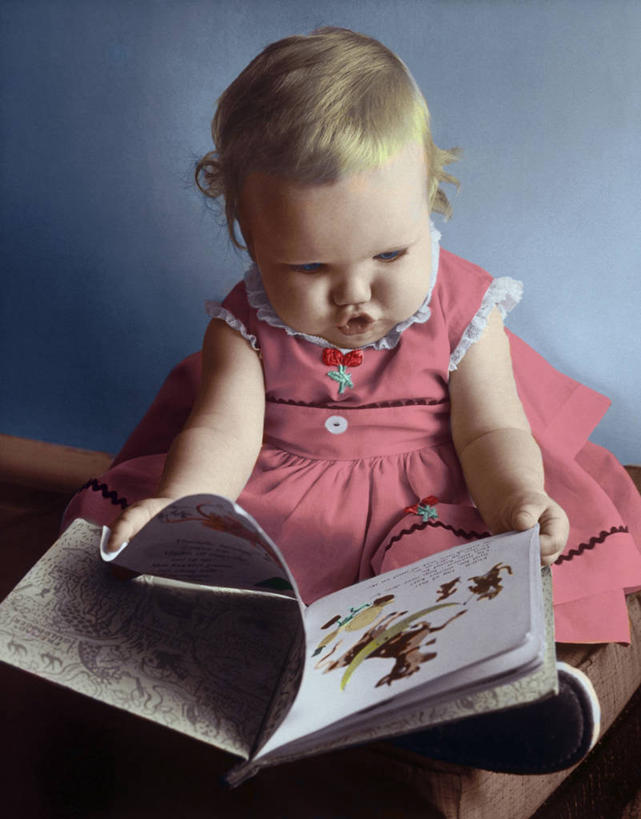 西方人,婴儿,儿童,一个人,竖图,室内,欧洲,欧洲人,摄影,女孩,白种人,书,彩图,幼儿