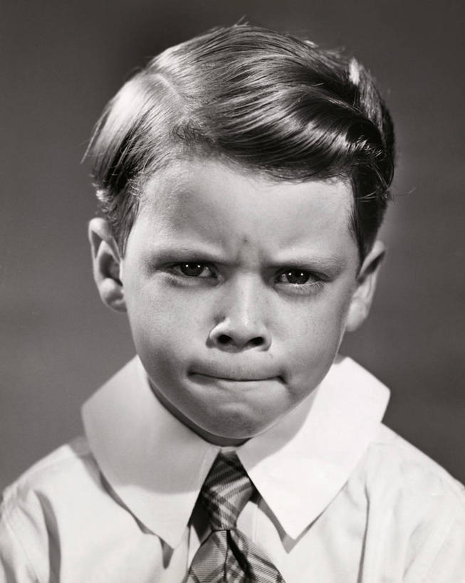 儿童,一个人,竖图,室内,商务,纯洁,仅一个男性,仅一个人,对抗,套装,生气,小孩,仅一个小孩,可爱,童年,童趣,摄影,悲伤,伤心,难过,童真,烂漫,无邪,挫败,悲哀,哀痛,悲戚,悲痛,谴责,叛逆,天真,男孩,男人,男性,孩子,彩图,男生