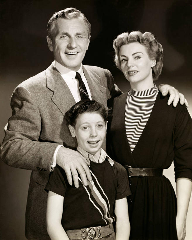 西方人,三个人,家庭,父母,母亲,父亲,儿子,竖图,室内,欧洲,欧洲人,温暖,温馨,一家人,摄影,和睦,肖像,贡献,团结,男性,女性,白种人,彩图,融洽