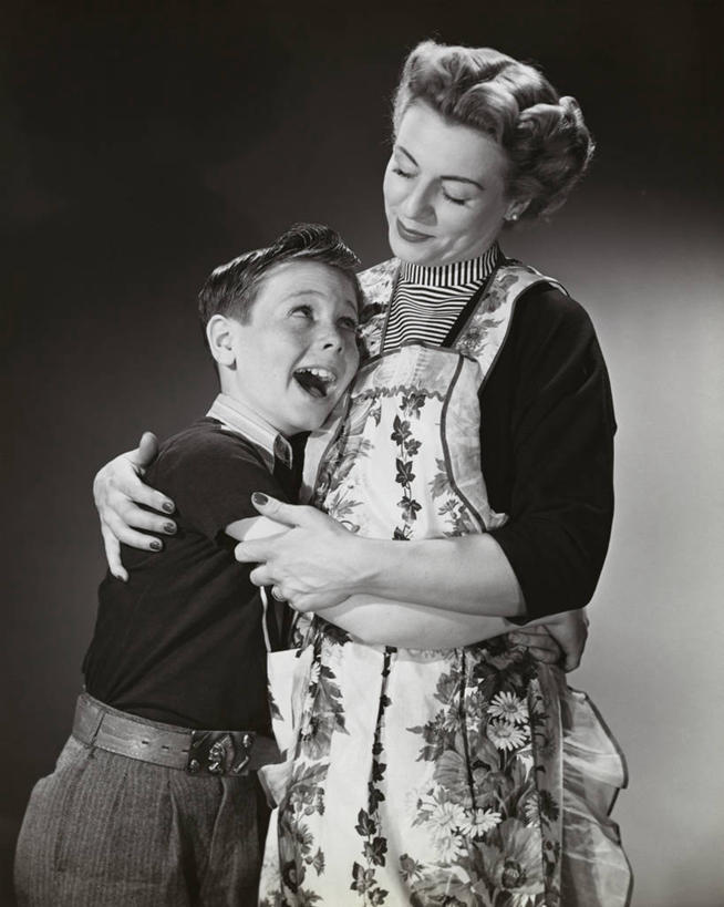 西方人,两个人,家庭,母亲,儿子,微笑,竖图,室内,欣喜若狂,欧洲,欧洲人,温暖,温馨,一家人,摄影,和睦,关爱,贡献,信任,男性,女性,白种人,拥抱,彩图,融洽