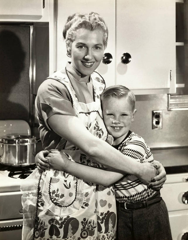 西方人,两个人,家庭,母亲,儿子,微笑,竖图,室内,欧洲,欧洲人,温暖,温馨,一家人,摄影,和睦,关爱,贡献,男性,女性,白种人,拥抱,彩图,融洽