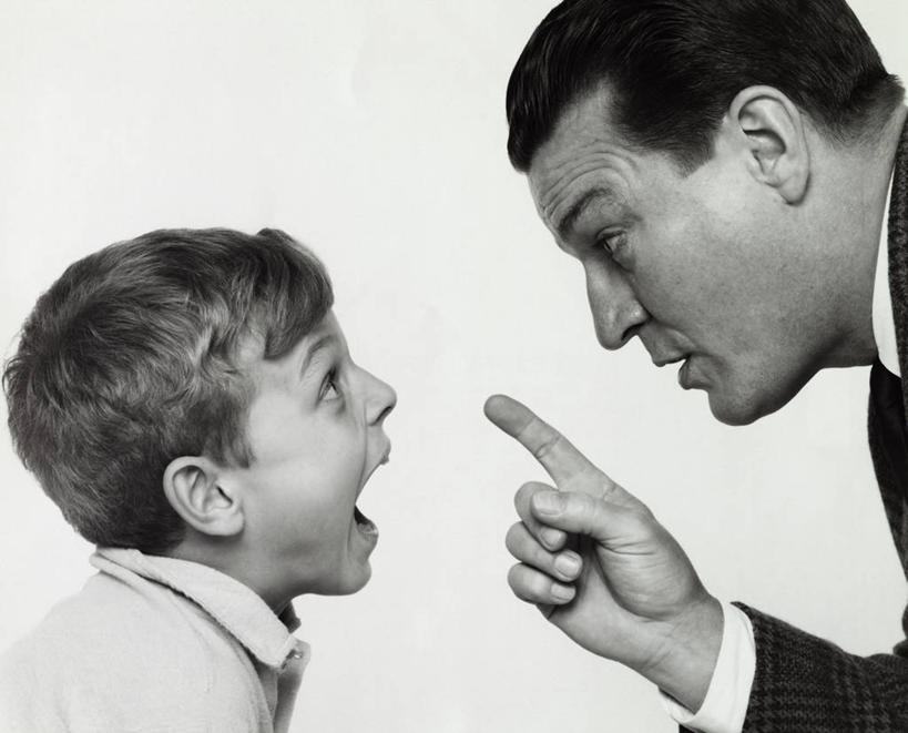 西方人,两个人,家庭,父亲,儿子,横图,黑白,室内,竞争,欧洲,欧洲人,对抗,生气,大喊,手势,温暖,温馨,一家人,摄影,尖叫,和睦,领导,处罚,叛逆,把握,男性,白种人,彩图,融洽,打手势,掌控