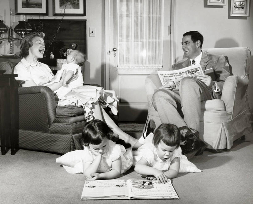 西方人,儿童,家庭,父母,双胞胎,躺,笑,微笑,横图,室内,快乐,纯洁,窗户,窗帘,报纸,杂志,欧洲,欧洲人,五个人,物品,可爱,童年,童趣,读书,摄影,扶手椅,关爱,器具,童真,烂漫,无邪,无忧无虑,天真,团结,男性,女性,白种人,彩图