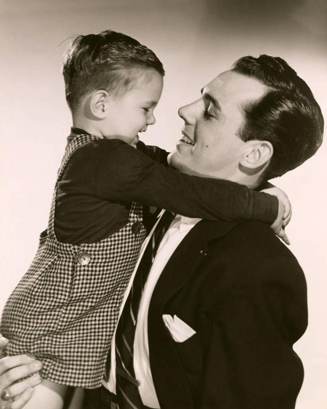 西方人,两个人,家庭,父亲,儿子,竖图,室内,欧洲,欧洲人,连接,温暖,温馨,一家人,摄影,和睦,关爱,贡献,男性,白种人,拥抱,彩图,融洽