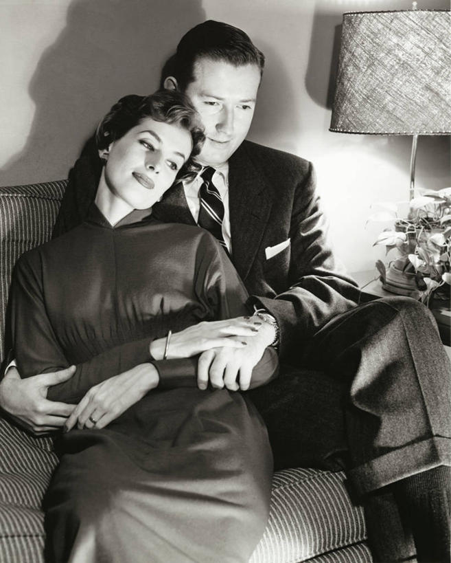 西方人,老年人,两个人,竖图,室内,欧洲,欧洲人,表,摄影,生活方式,观看,起居室,男性,女性,白种人,电视机,拥抱,彩图,伴侣