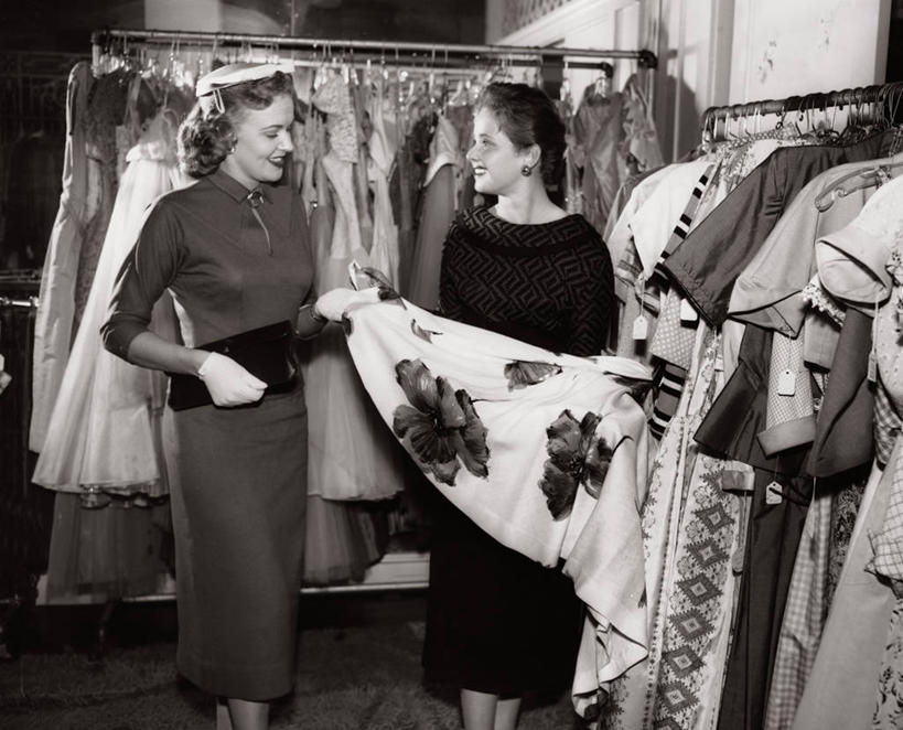 成年人,两个人,横图,黑白,室内,购物,时尚,顾客,收银员,摄影,生活方式,选择,女人,彩图