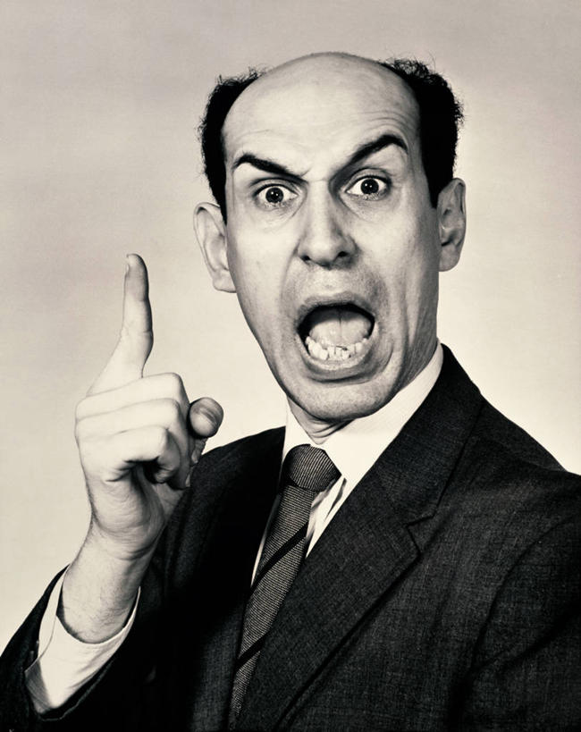 西方人,成年人,老年人,一个人,商务人士,商务男性,竖图,室内,衬衫,商务,竞争,欧洲,欧洲人,仅一个男性,仅一个人,仅一个中年男性,对抗,套装,手势,摄影,幽默,商务装,工薪阶层,脱发,男人,男性,中年男性,白种人,白领,上班族,彩图,衬衣,打手势