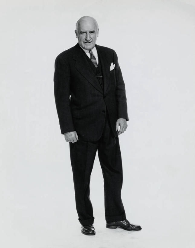 西方人,成年人,老年人,一个人,商务人士,商务男性,竖图,室内,衬衫,商务,欧洲,欧洲人,仅一个男性,仅一个人,套装,仅一个老年男性,摄影,肖像,商务装,工薪阶层,脱发,老年男性,男人,男性,白种人,白领,上班族,彩图,衬衣