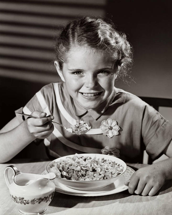 一个人,吃,微笑,竖图,室内,早餐,快乐,食品,饮食,摄影,女性,彩图