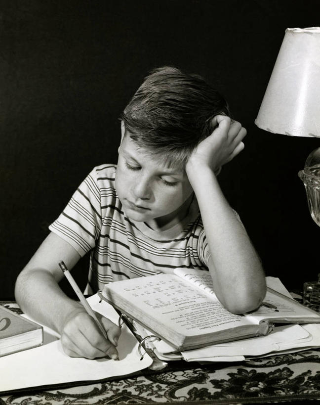 一个人,竖图,室内,学习,工作,教育,家庭作业,思考,摄影,专心,准确,数学,问题,挑战,挫败,贡献,解决,男性,彩图