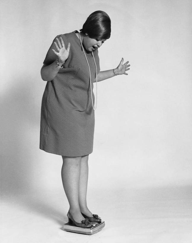 西方人,成年人,一个人,竖图,黑白,室内,快乐,欧洲,欧洲人,仅一个年轻女性,仅一个女性,仅一个人,重量,摄影,惊奇,瘦身,年轻女性,女人,女性,白种人,年轻人,秤