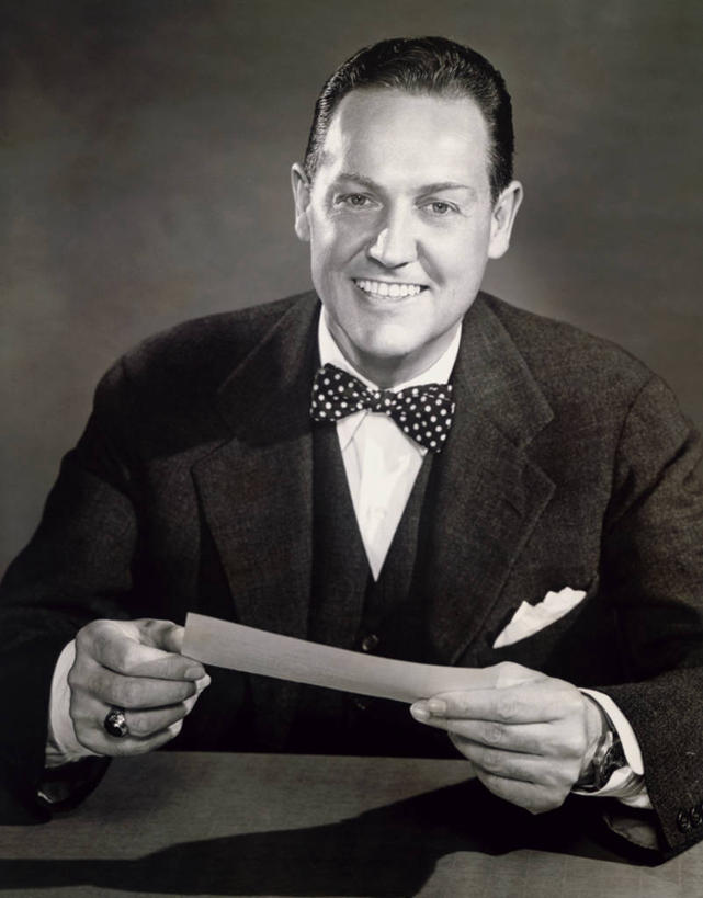 西方人,成年人,一个人,商务人士,商务男性,竖图,室内,衬衫,商务,欧洲,欧洲人,仅一个男性,套装,领结,书桌,摄影,商务装,工薪阶层,男人,白种人,白领,上班族,彩图,衬衣