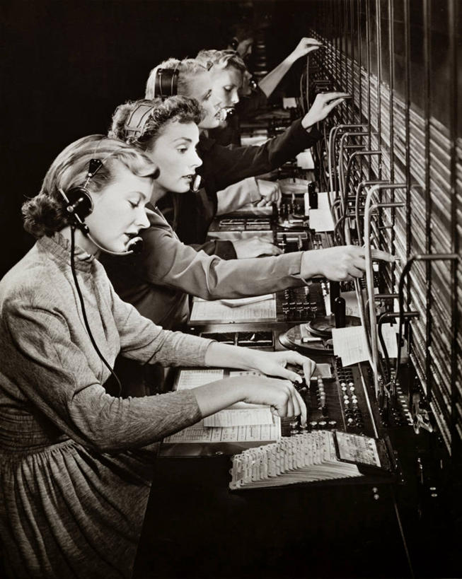 西方人,成年人,三个人,人群,坐,打电话,竖图,室内,通讯,欧洲,欧洲人,一排,整齐,联系,听,排列,工业,摄影,专心,准确,队列,忙碌,选择,挑战,一致,女人,白种人,电话机,彩图,混沌,电话总机