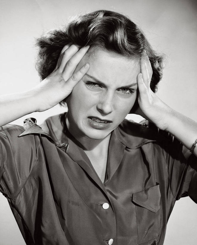 西方人,成年人,头,一个人,竖图,黑白,室内,欧洲,欧洲人,仅一个年轻女性,仅一个女性,仅一个人,生病,人体,摄影,头痛,忧虑,痛苦,挫败,悲哀,担心,年轻女性,女人,女性,白种人,年轻人,头部,彩图,痴呆症