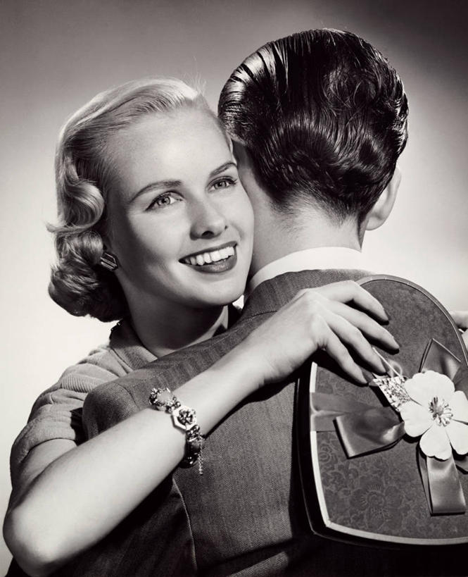 西方人,两个人,竖图,室内,礼物,欧洲,情人节,欧洲人,节日,浪漫,饮食,巧克力,摄影,男性,女性,白种人,拥抱,彩图,伴侣