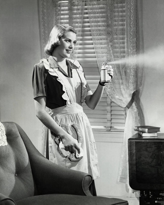 西方人,成年人,一个人,竖图,室内,家务,欧洲,欧洲人,仅一个年轻女性,仅一个女性,仅一个人,喷,飞溅,围裙,摄影,喷雾罐,年轻女性,女人,女性,白种人,年轻人,清洗,彩图