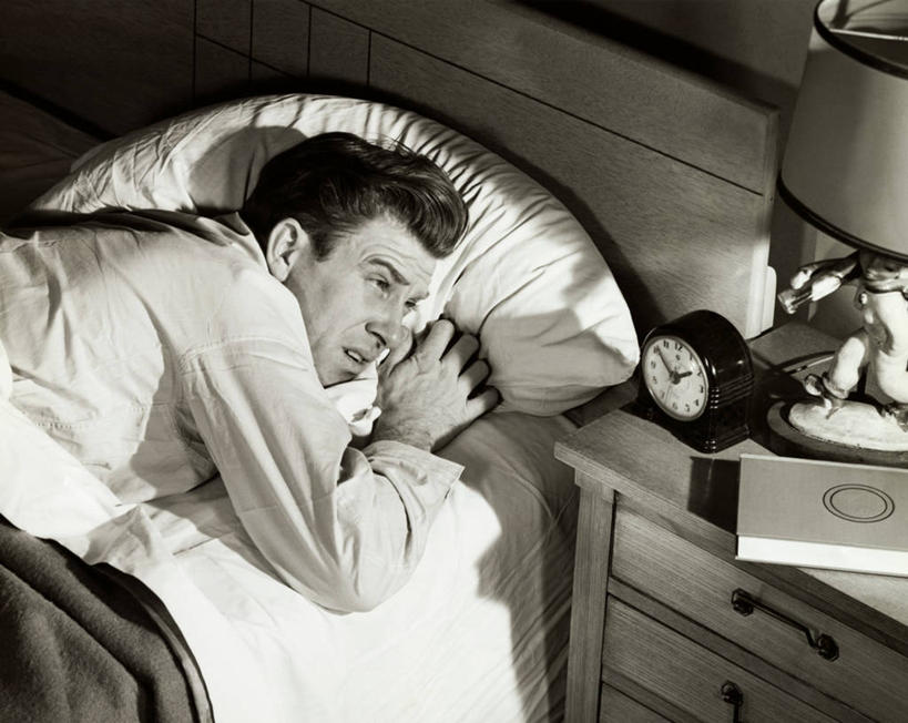 西方人,成年人,老年人,一个人,横图,室内,床,卧室,欧洲,欧洲人,仅一个男性,仅一个人,仅一个中年男性,转,摄影,走神,男人,男性,中年男性,白种人,钟,扔,睡觉,彩图,失眠症