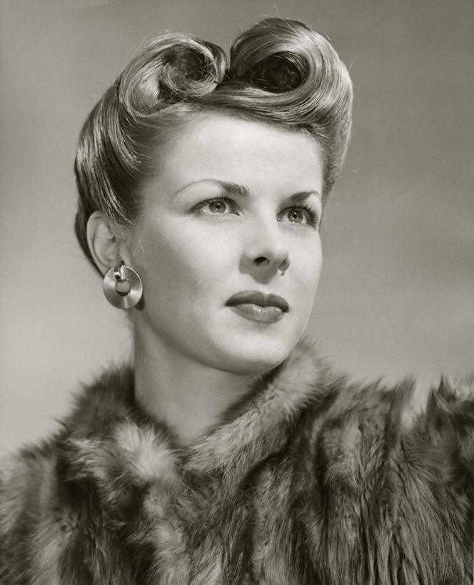 西方人,成年人,一个人,竖图,黑白,室内,时尚,欧洲,欧洲人,仅一个女性,外套,财富,摄影,华贵,耳饰,女人,白种人,彩图