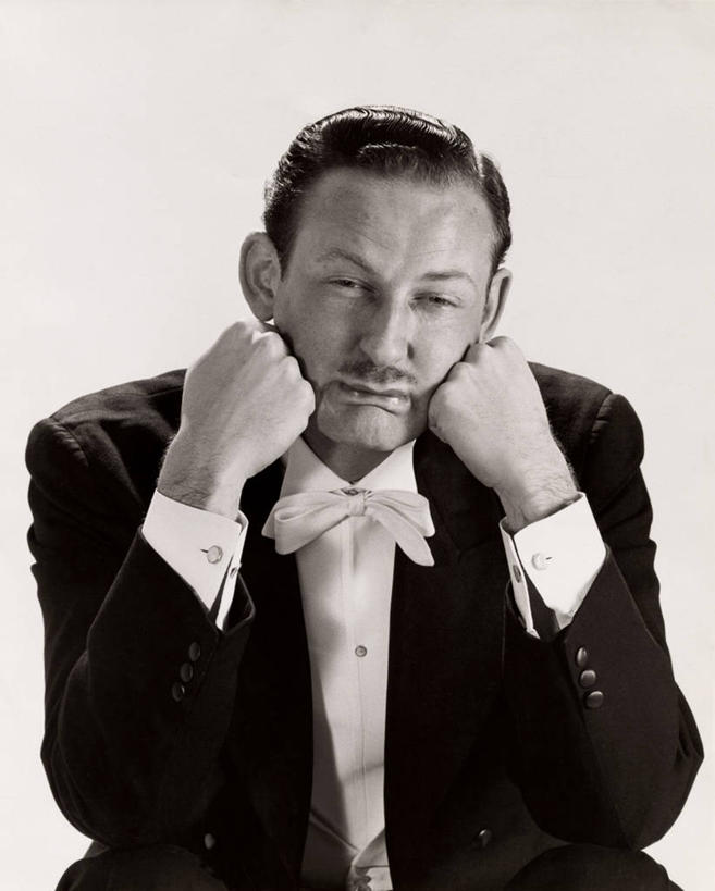 西方人,成年人,老年人,一个人,竖图,室内,寂寞,欧洲,欧洲人,仅一个男性,仅一个人,仅一个中年男性,服装,沮丧,生气,领结,领带,思考,撅嘴,摄影,严肃,击败,神圣,痛苦,燕尾服,挫败,悲哀,厌倦,认真,男人,男性,中年男性,白种人,彩图,礼服