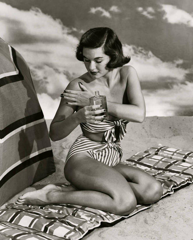 西方人,成年人,一个人,微笑,竖图,室内,泳装,日光浴,欧洲,欧洲人,仅一个年轻女性,仅一个女性,仅一个人,润肤露,沙子,遮阳伞,放松,摄影,宁静,年轻女性,女人,女性,白种人,年轻人,海滩,彩图