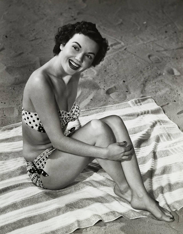 西方人,成年人,一个人,坐,微笑,竖图,室外,泳装,比基尼,欧洲,欧洲人,仅一个年轻女性,仅一个女性,仅一个人,放松,摄影,年轻女性,女人,女性,白种人,年轻人,海滩,彩图,海滩巾