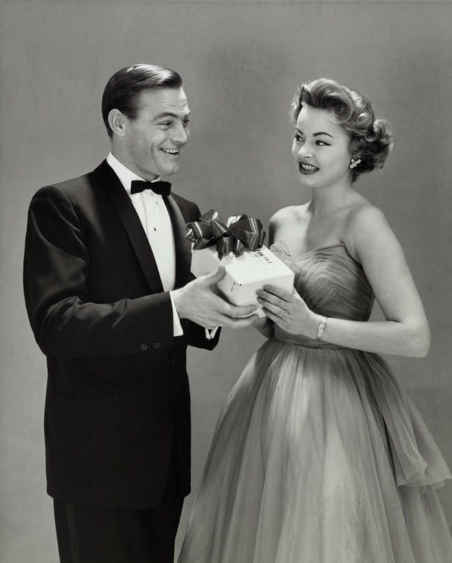 西方人,老年人,两个人,竖图,室内,晚礼服,夜生活,礼物,欧洲,欧洲人,服装,正装,节日,摄影,严肃,神圣,燕尾服,认真,男性,女性,白种人,彩图,礼服,晚宴服,舞会服,洋服,洋装,夜礼服,伴侣