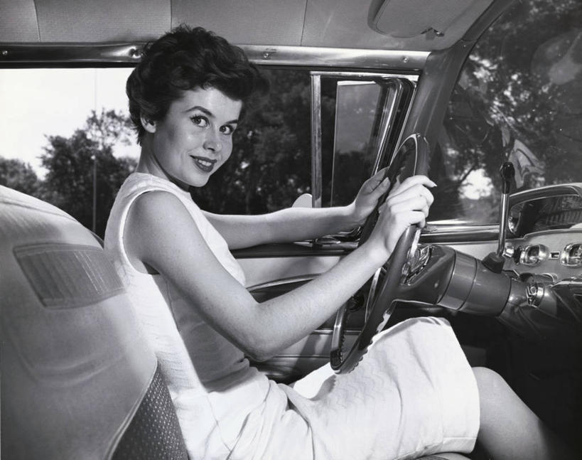 西方人,成年人,头发,一个人,坐,微笑,横图,室外,白天,自由,幸福,汽车,欧洲,欧洲人,仅一个年轻女性,仅一个女性,仅一个人,陆地,车,车轮,方向盘,交通工具,运输,人体,摄影,生活方式,矮,载具,肖像,驾车,车座,驾驶座,儿童安全座椅,年轻女性,女人,女性,白种人,年轻人,彩图,短发