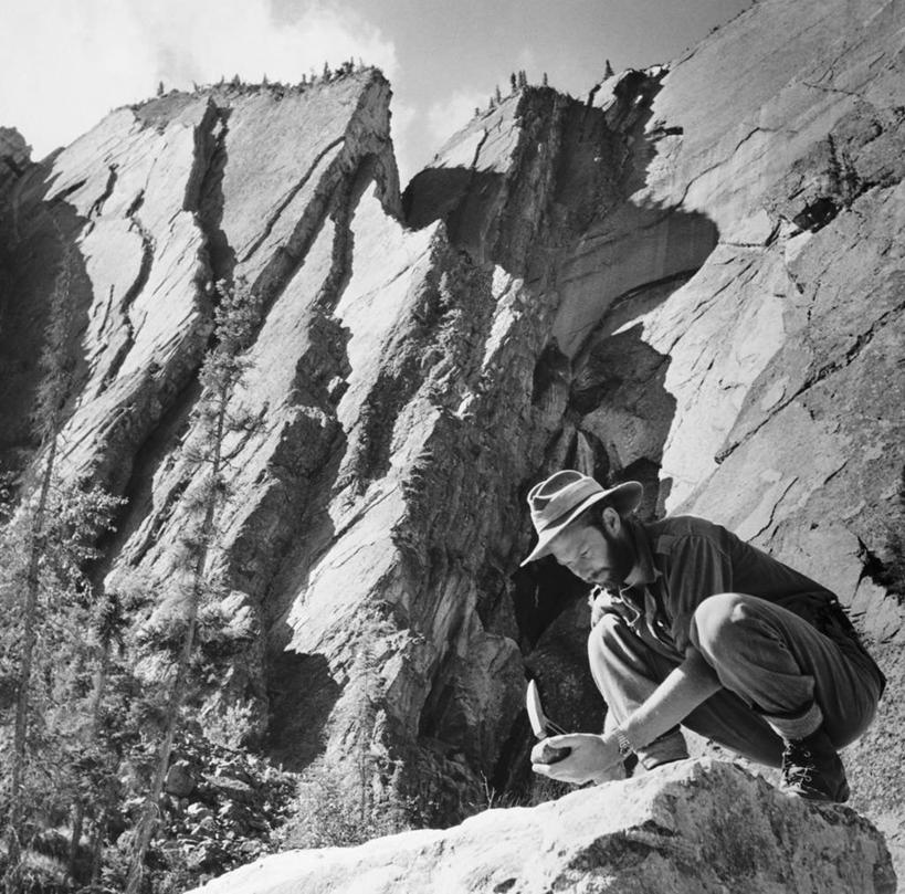 西方人,成年人,中年人,老年人,胡须,一个人,蹲,横图,黑白,室外,白天,探险,石头,帽子,欧洲,欧洲人,仅一个男性,研究,锤子,注视,破坏,观察,看,探索,击打,摄影,观看,察看,关注,搜寻,地质学,地质学家,老年男性,中年男性,白种人,胡子,络腮胡,岩石