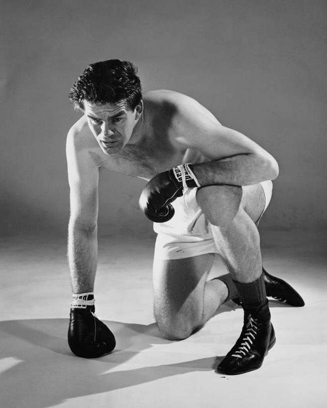 西方人,成年人,中年人,老年人,一个人,竖图,黑白,室内,运动鞋,运动,竞争,拳击,鞋子,欧洲,欧洲人,仅一个男性,阴影,泳裤,拳击手套,竞技运动,注视,设备,物品,观察,看,疲倦,摄影,奋斗,观看,悲伤,疑惑,察看,疲劳,伤心,击败,难过,疲惫,关注,体育器械,困乏,质疑,疲乏,悲哀,委顿,疲困,疲顿,疲钝,倦怠,怠倦,哀痛,悲戚,悲痛,猜忌,猜疑,迷惑,老年男性,男人,中年男性,白种人,跪着,疑心,怀疑