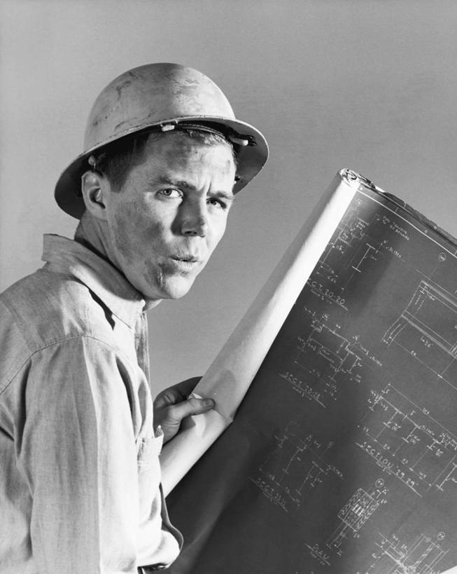 西方人,成年人,一个人,建筑工人,建筑师,竖图,黑白,室内,特写,建筑业,欧洲,欧洲人,仅一个男性,仅一个人,休闲装,仅一个年轻男性,安全帽,职业,撅嘴,摄影,肖像,蓝图,技能,男人,男性,年轻男性,白种人,年轻人,半身,建筑承包商